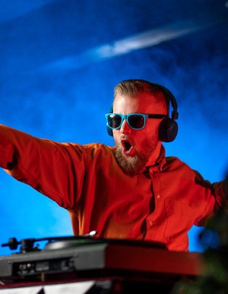 DJ tijdens een bedrijfsfeest of bedrijfsevenement