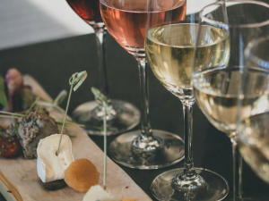 Wijnen en hapjes op houten bord Herfst- & Winterwijnproeverij