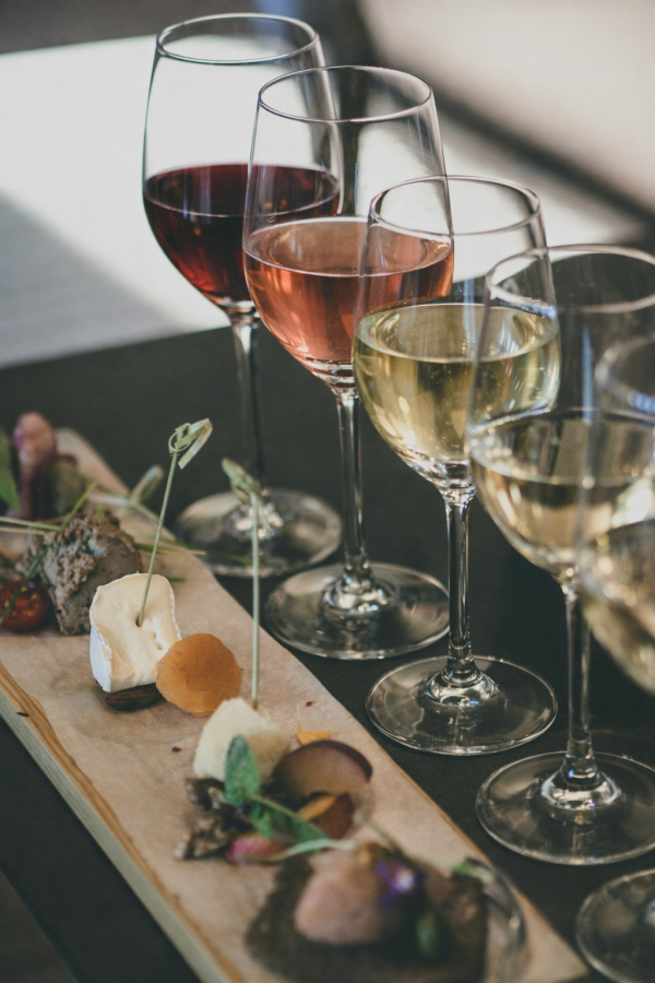 Wijnen en hapjes op houten bord Herfst- & Winterwijnproeverij