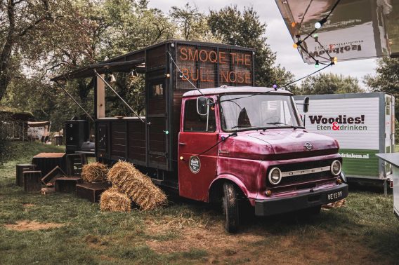 Foodtruck en frietwagen buiten van Woodies