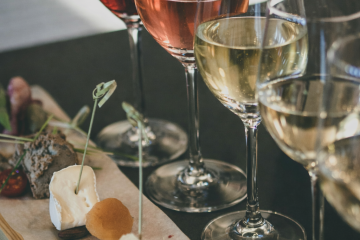 Wijnen en hapjes op houten bord Culinaire agenda 4