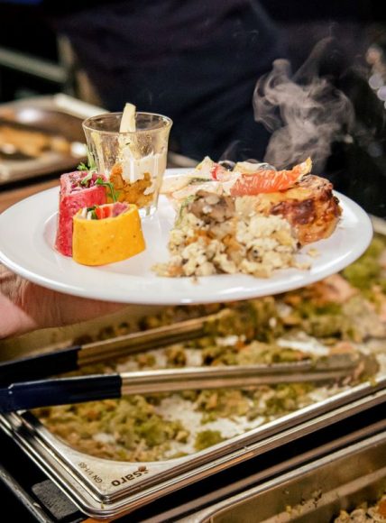 buffet thuis of bij een bedrijf bestellen in omgeving varsseveld Eten op bord scheppen bij een buffet in Varsseveld