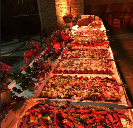 Kerstbuffet uitgestald op schalen.
