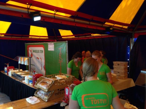 tosties maken onder een tent