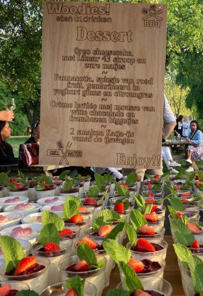 bedrijfscatering Desserts op tafel bij bedrijfscatering